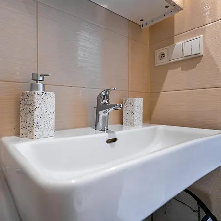 Free Parking - Adm New Studio, Location *