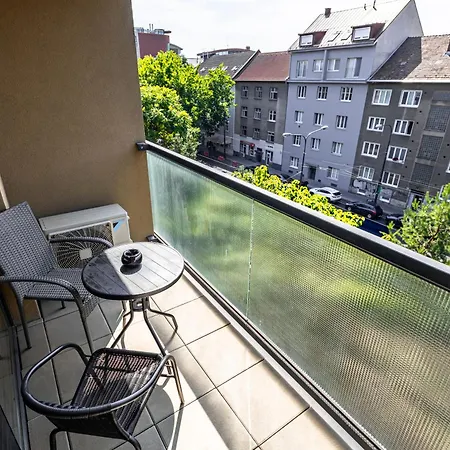 Free Parking - Adm New Studio, Location *